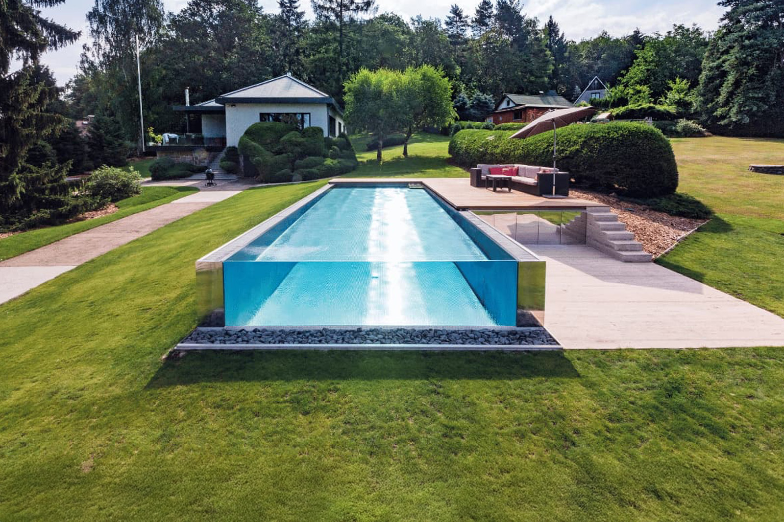 Moderní bazén u rodinného domu